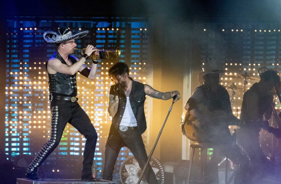 Die Musiker von "The BossHoss" auf der Bühne in der TipsArena Linz. Foto: fotokerschi