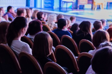 Theaterpublikum während einer Vorstellung