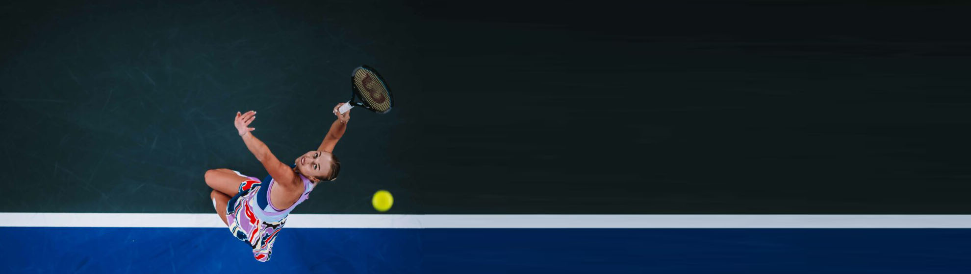 Tennisspielerin beim Aufschlag bei den Upper Austria Ladies; Bild: Alex Scheuber / gettyimages