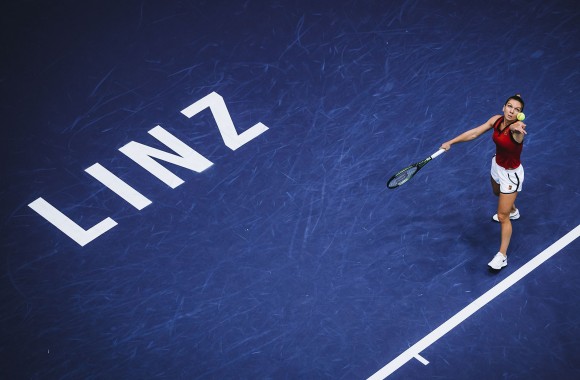Tennisspielerin Simona Halep beim Aufschlag. Bild: Alex Scheuber / gettyimages