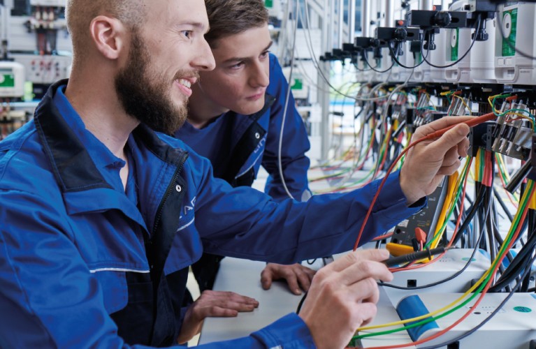 Elektroniker mit Lehrling bei der Arbeit