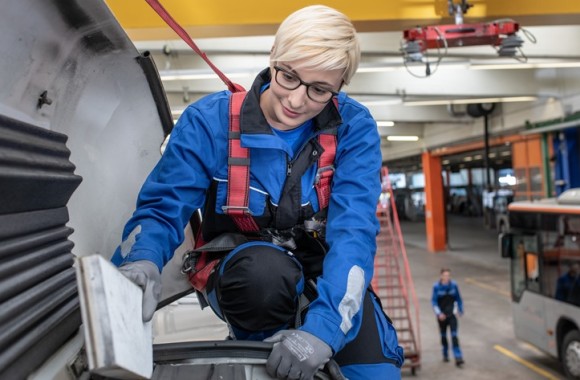 KFZ Lehrling LINZ AG Mädchen beim Arbeiten