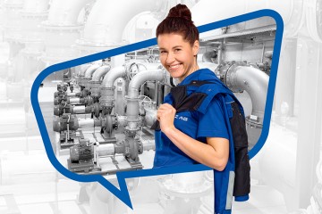 Eine Mitarbeiterin des Bereichs Wasser lächelt in die Kamera, im Hintergrund sind Wasserleitungen zu sehen.