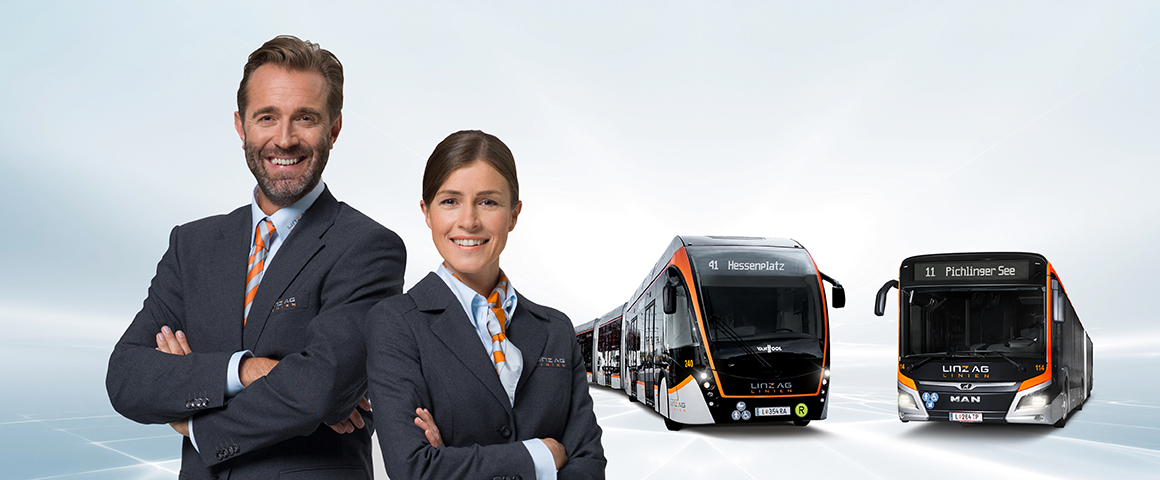 ein Busfahrer und eine Busfahrerin links im Vordergrund und zwei verschiedene Busse rechts im Hintergrund