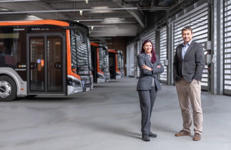 Fahrerin mit einem Kollegen in der Buswerkstätte