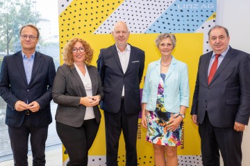 Gruppenfoto der Referenten des Nachhaltigkeitssymposiums DIN 2022 gemeinsam mit Generaldirektor Erich Haider