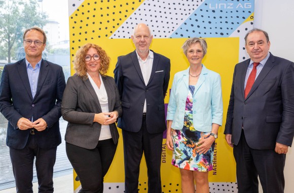 Gruppenfoto der Referenten des Nachhaltigkeitssymposiums DIN 2022 gemeinsam mit Generaldirektor Erich Haider