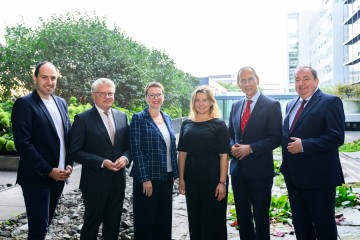 Gruppenfotovon Oliver Schrot, Klaus Luger, Eva Schobesberger, Rebecca Freitag, Peter Filzmaier und Erich Haider beim Nachhaltigkeitssymposium 2023