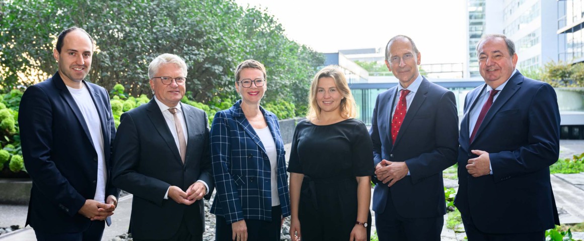 Gruppenfotovon Oliver Schrot, Klaus Luger, Eva Schobesberger, Rebecca Freitag, Peter Filzmaier und Erich Haider beim Nachhaltigkeitssymposium 2023