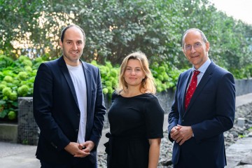 Gruppenfoto der Referent*innen des Nachhaltigkeitssymposiums 2023 Oliver Schrot, Rebecca Freitag und Peter Filzmaier