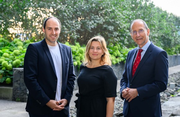 Gruppenfoto der Referent*innen des Nachhaltigkeitssymposiums 2023 Oliver Schrot, Rebecca Freitag und Peter Filzmaier