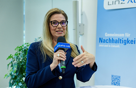 Die Moderatorin auf der Bühne des 5. Nachhaltigkeitssymposiums 2025