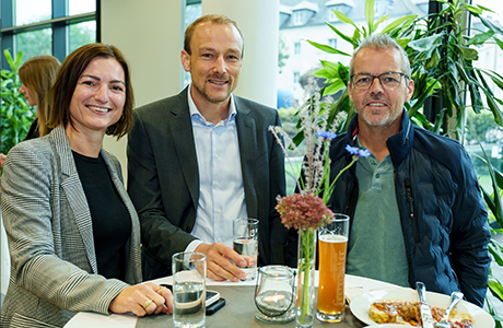 Besucher*innen des Nachhaltigkeitssymposiums in der Pause