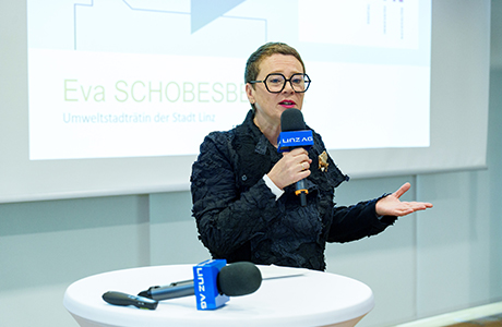 Eva Schobesberger auf der Bühne beim Nachhaltigkeitssymposium
