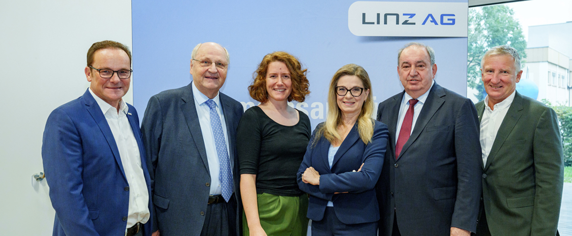 Gruppenfoto der Referent*innen des Nachhaltigkeitssymposiums 2025 sowie Generaldirektor Haider, Norbert Breitschopf und Bernd Fraisais von der Linz AG und der Moderatorin Christa Kummer