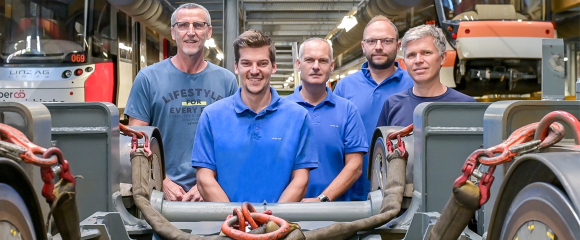 Teamfoto von Mitarbeitern der LINZ AG LINIEN in der Remise Kleinmünchen.