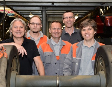 Teamfoto von Mitarbeitern der LINZ AG LINIEN in der Remise Kleinmünchen.