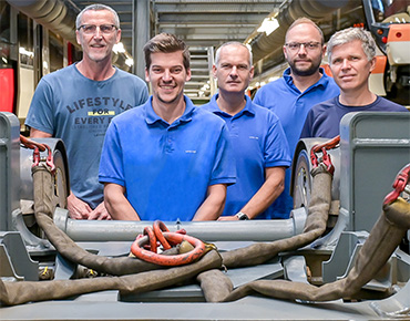 Teamfoto von Mitarbeitern der LINZ AG LINIEN in der Remise Kleinmünchen.