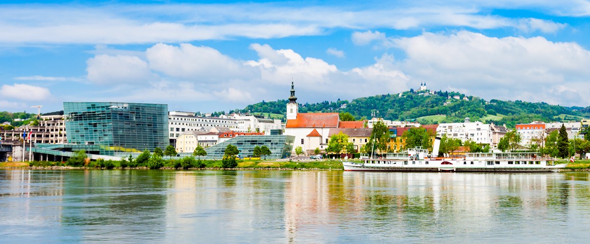 Bild der Stadt Linz mit AEC, Pöstlingberg und der Donau