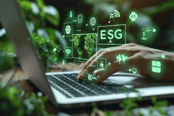 Nahaufnahme einer Hand beim Tippen auf einem Laptop. Über dem Bild sind verschiedene Icons für Nachhaltigkeit zu sehen.
