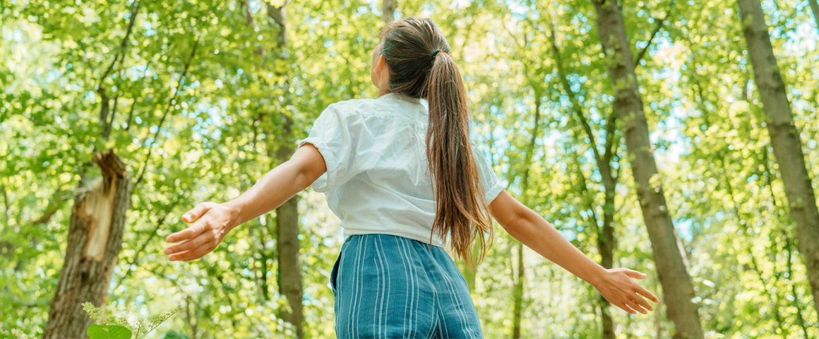 Frau atmet saubere Luft im Wald