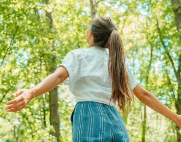Frau atmet saubere Luft im Wald