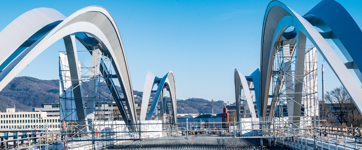 Frontalansicht der Brückenelemente der Neuen Donaubrücke Linz
