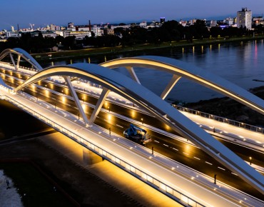 Frontalansicht der Brückenelemente der neuen Donaubrücke Linz in der Bauphase