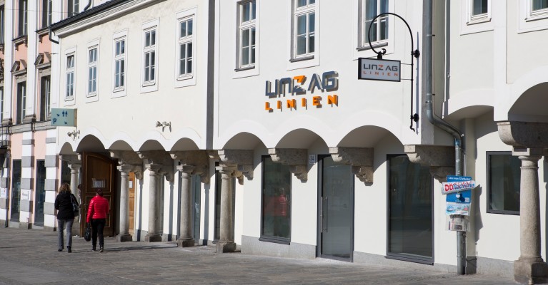 Ansicht des LINZ AG LINIEN-Infocenters am Linzer Hauptplatz
