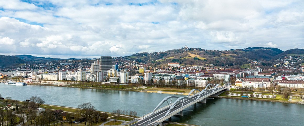 Stadt Linz mit Donau und Pöstlingberg aus der Vogelperspektive