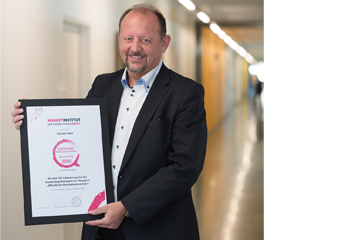 Klaus Dietrich, Vertriebsleiter der LINZ AG LINIEN, bei der Übergabe des Customer Excellence Awards