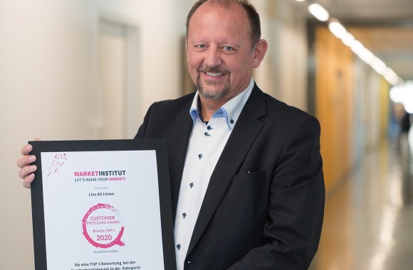 Klaus Dietrich, Vertriebsleiter der LINZ AG LINIEN, bei der Übergabe des Customer Excellence Awards