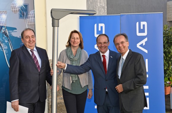 Herr Haider, zwei Männer und eine Frau präsentieren die neue Straßenbeleuchtung in Freistadt.