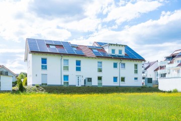 Foto eines Mehrparteienhauses mit einer Solar-Dachfläche