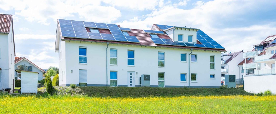 Foto eines Mehrparteienhauses mit einer Solar-Dachfläche