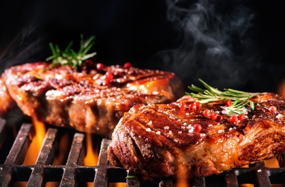 2 Stück Fleisch liegen am Griller