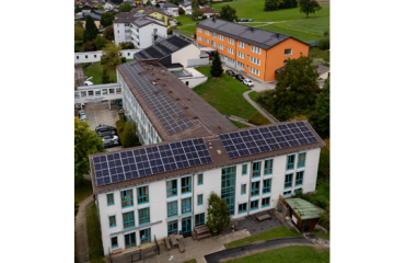 Luftaufnahme der Photovoltaikanlage der Caritas (Johann-Eisterer-Landesschule) 
