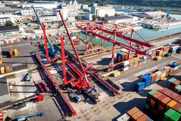 Montage zweiter Portalkran für Hafen Linz