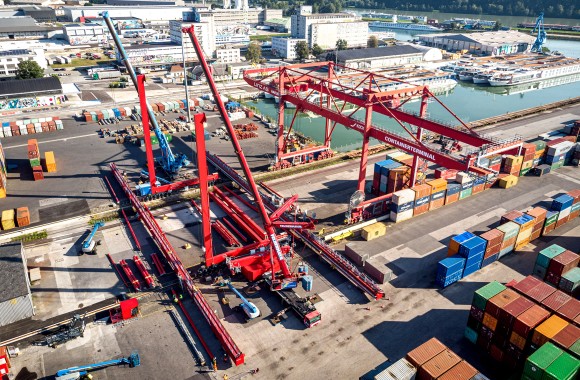 Montage zweiter Portalkran für Hafen Linz