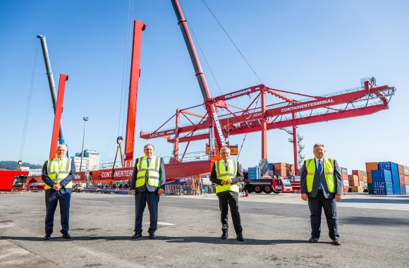 B Luger,  GD Haider, Hafendir Kronsteiner und Containerterminalchef Frisch am Bauplatz zweiter Portalkran