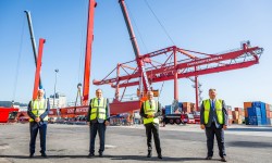 B Luger,  GD Haider, Hafendir Kronsteiner und Containerterminalchef Frisch am Bauplatz zweiter Portalkran