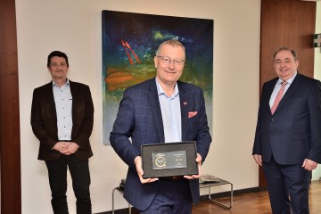 Market-Institut-Geschäftsführer Prof. Dr. Werner Beutelmeyer überreichte LINZ AG-Generaldirektor DI Erich Haider, MBA(re.) und LINZ AG-Personalchef Mag. Peter Gottermeier (li.) den QUALITY AWARD "Bester Arbeitgeber"