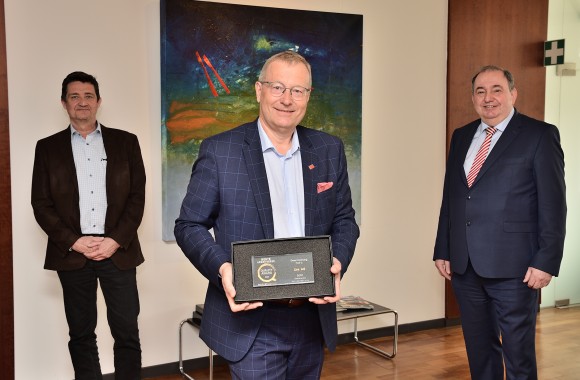 Market-Institut-Geschäftsführer Prof. Dr. Werner Beutelmeyer überreichte LINZ AG-Generaldirektor DI Erich Haider, MBA(re.) und LINZ AG-Personalchef Mag. Peter Gottermeier (li.) den QUALITY AWARD "Bester Arbeitgeber"