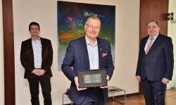 Market-Institut-Geschäftsführer Prof. Dr. Werner Beutelmeyer überreichte LINZ AG-Generaldirektor DI Erich Haider, MBA(re.) und LINZ AG-Personalchef Mag. Peter Gottermeier (li.) den QUALITY AWARD "Bester Arbeitgeber"