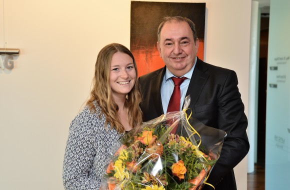 Mitarbeiterin Nadine Altmann bekommt von Generaldirektor Erich Haider einen Blumenstrauß überreicht. Sie hat erfolgreich an den Berufsweltmeisterschaften den WorldSkills teilgenommen.