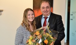 Mitarbeiterin Nadine Altmann bekommt von Generaldirektor Erich Haider einen Blumenstrauß überreicht. Sie hat erfolgreich an den Berufsweltmeisterschaften den WorldSkills teilgenommen.