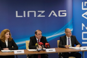 Generaldirektor Erich Haider und Vorstandsdirektorin Dr. Jutta Rinner mit Herrn Dopf -Bilanz 2017