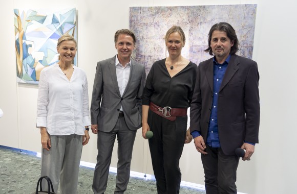 Kunsthistorikerin Lydia Altmann, BA, Geschäftsführer der MANAGEMENTSERVICE LINZ GmbH, Ing. Mag. Christian Gratzl, MBA und die beiden Künstler Mag.a Lydia Wassner-Hauser und Thomas Paster.