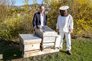 Bienenstockwage mit Bernd Freisais und Christian Stedler (v.l.)
