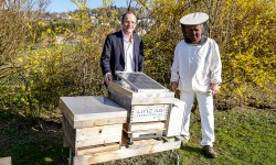 Bienenstockwage mit Bernd Freisais und Christian Stedler (v.l.)